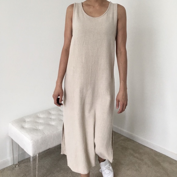 Simple minimalist sleeveless chic dress. RESORT - Picture 4 of 6